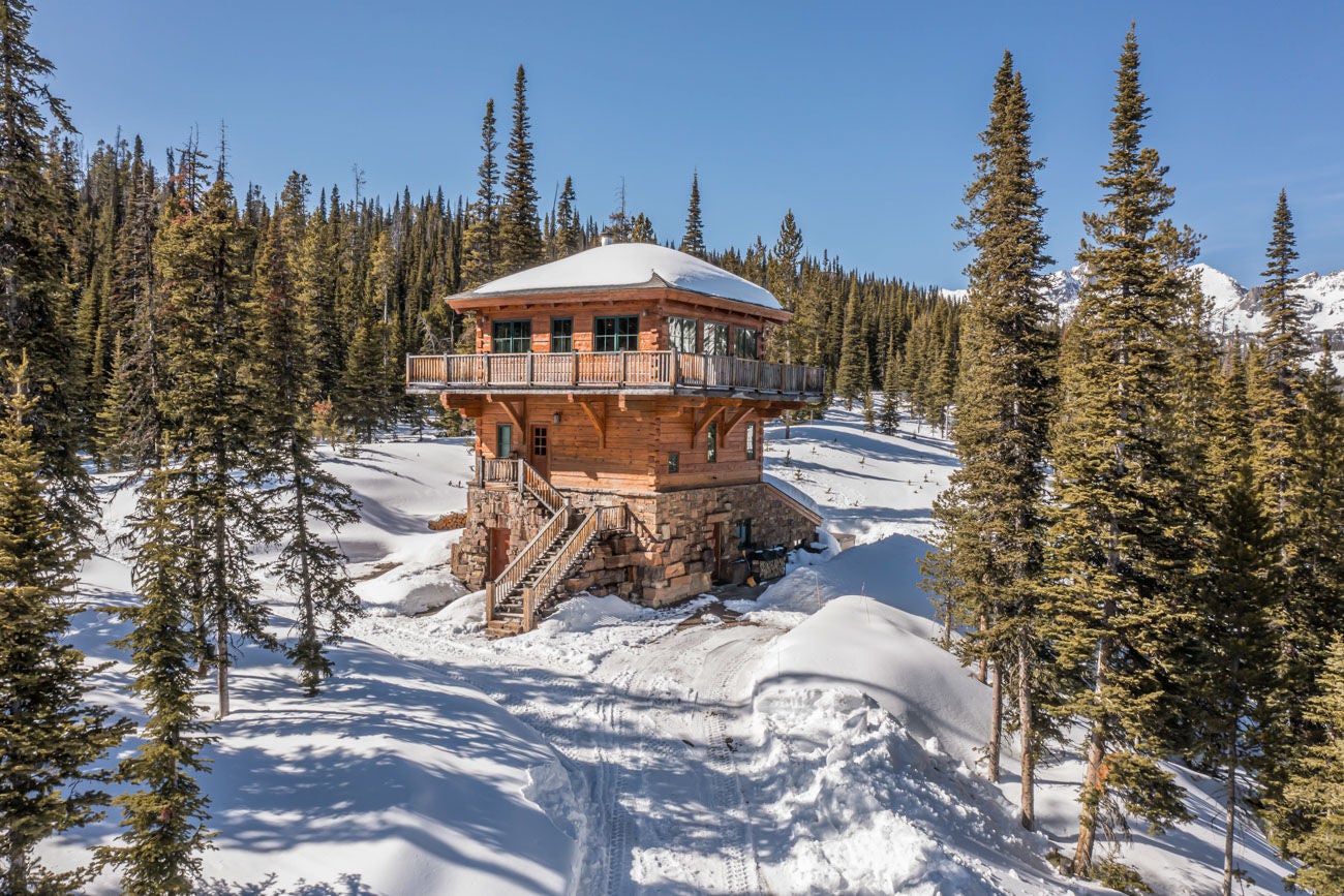 BIG SKY LOOKOUT TOWER EXTERIORS—A UNIQUE HOME ON PRIVATE 60-ACRE PLOT.